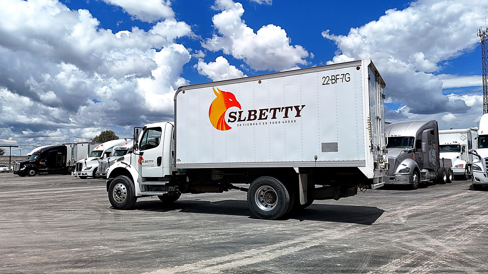 Unidad de reparto SL Betty con logo